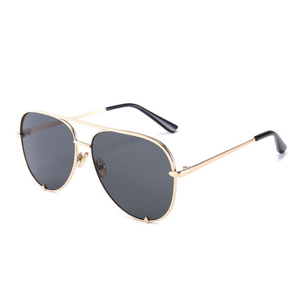 Sleek Aviator Style Sunglasses